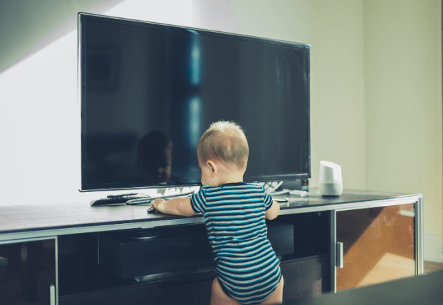 テレビ台から赤ちゃんを守る！手軽にできる安全対策とおすすめアイデア