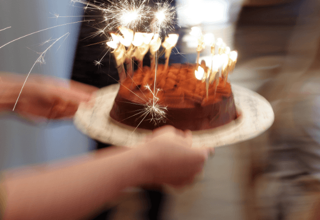 レストランで…「お誕生日おめでとうございます」皆が拍手でお祝いした直後⇒女性がケーキを叩きつけて―！？