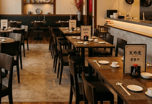 飲食店で…なぜか店員に1時間放置された私。やっと料理が運ばれた直後⇒発覚した【最悪の対応】に絶句…