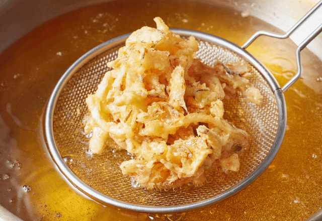 帰省中…義母に『野菜クズの天ぷら』をだされた私。さらに帰り際⇒押し付けられた【あり得ないお土産】に「え…？」