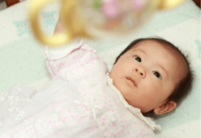 0歳児との室内遊びは何をする？成長を促す遊び方とアイデア集