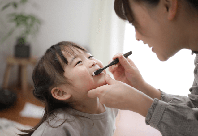 子どもの歯磨き粉はいつから？仕上げ磨きのコツと楽しく続ける方法