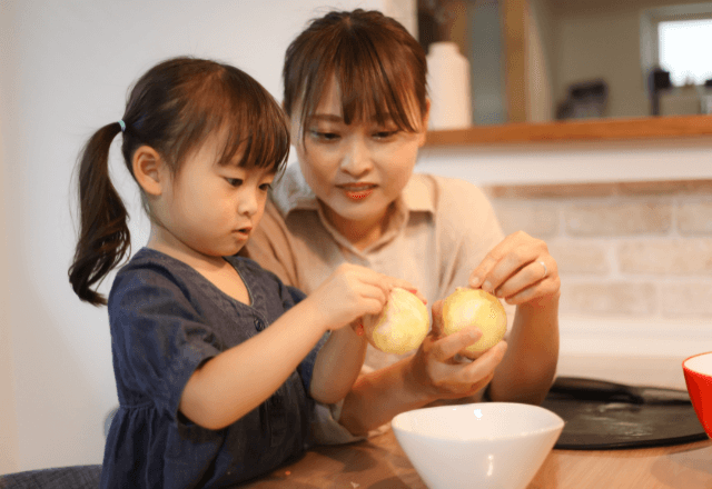 はじめてのお手伝いはピーラーで！安全な使い方と食育のメリット