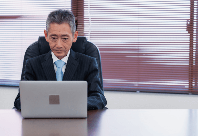 会議中…パワハラ上司のPC画面が真っ暗に。「なんでだ！」直後⇒部下の一言に“上司の顔が青ざめた”ワケ…