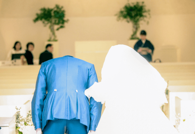 大学時代の友人から突然の結婚式招待。違和感を覚えつつ参加した結果⇒最後に告げられた【衝撃発表】に「は？」