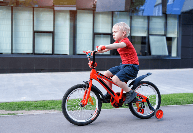 自転車練習は「最初から補助輪なし」が近道！上達する教え方のコツ