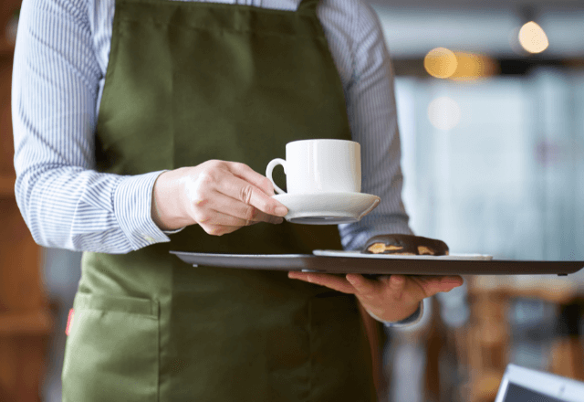 カフェで…常連客「この店、前よりサービス落ちたね」若い店員に厳しい一言。直後⇒店員の予想外の対応に唖然…