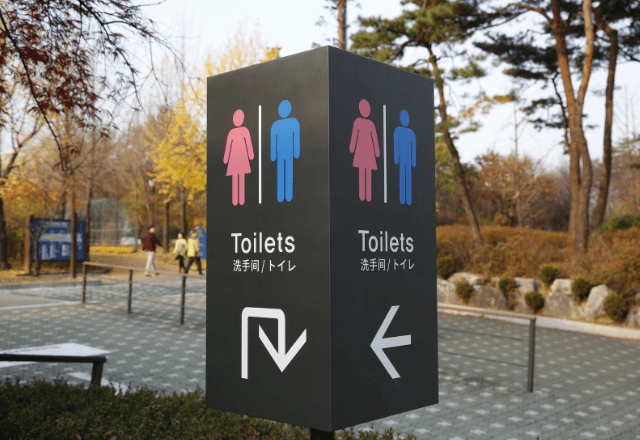 父親「トイレ行ってくる」幼い娘「うん」だが戻った瞬間⇒父親が“見知らぬ男性”に「オイ！」そのワケとは…