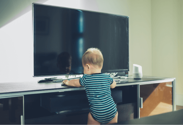 赤ちゃんを無理せずテレビから守る！賢い距離の取り方