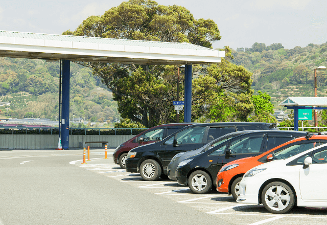 SAで…「あの車、どこ行くの？」建物へ直進する一台。直後⇒夫が【運転席の窓を叩きまくった理由】にゾッ…