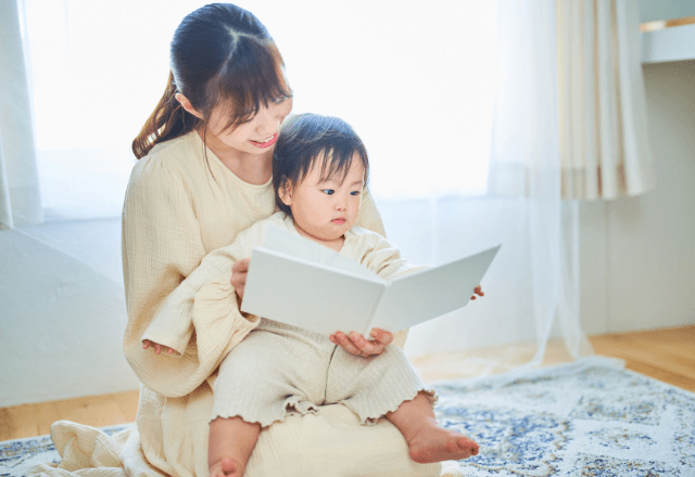 絵本の読み聞かせはいつから？時期と選び方