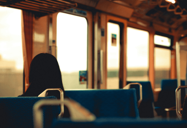 電車で…見知らぬ女性「久しぶり」私「えっ誰？」直後⇒「あぁ…」女性が取り出した“ソレ”に驚愕して―！？