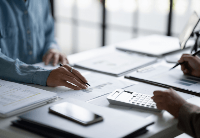 通勤中…倒れ込んだ男性を助け名乗らず去った私。数日後⇒取引先で発覚した【衝撃的な事実】に思わず涙…