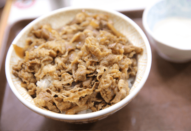 牛丼屋で…ガラガラなのに真横に座る男性。不審に思った直後⇒「やめろよ！」丼に箸を突っ込んできて―！？
