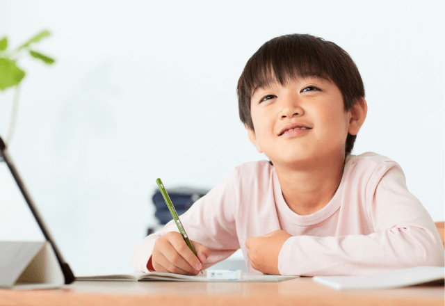 子どもが夢中になる！リビング学習のための机選びガイド