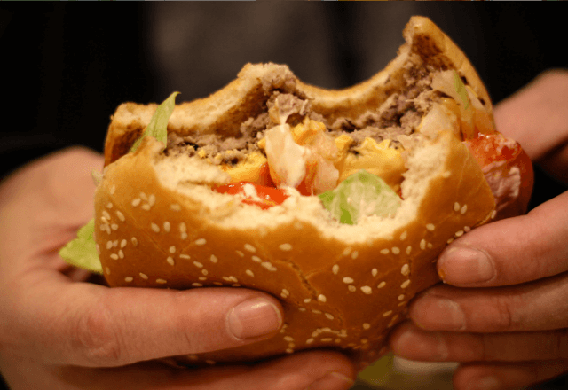 新幹線で…「僕もポテト食べたい！」食事中の客に大興奮の子ども。降車時⇒客の【思わぬ一言】に母親「え！」