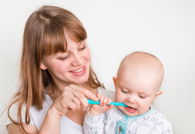 赤ちゃんの歯磨きは生え始めが肝心！ガーゼを使った優しい歯磨き術
