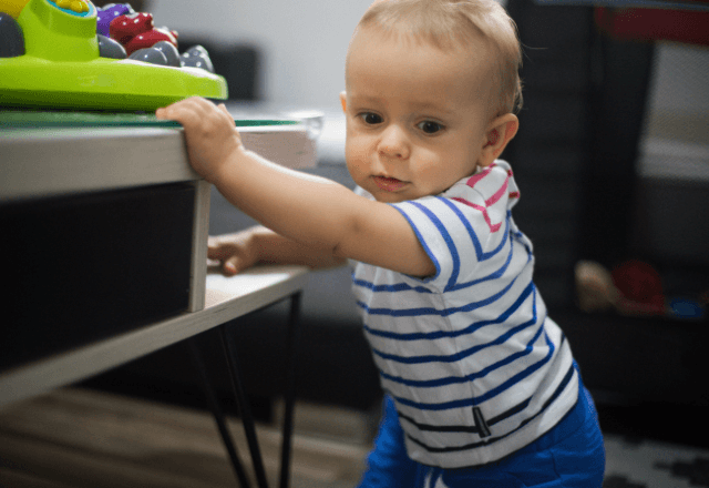 つかまり立ちは練習が必要？身近なアイテムでのサポート法