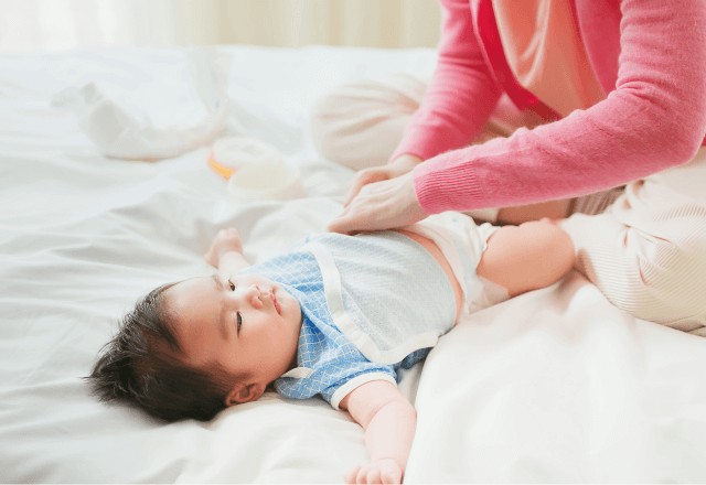 男の子のおむつ替えを安心・快適にするポイントとコツ