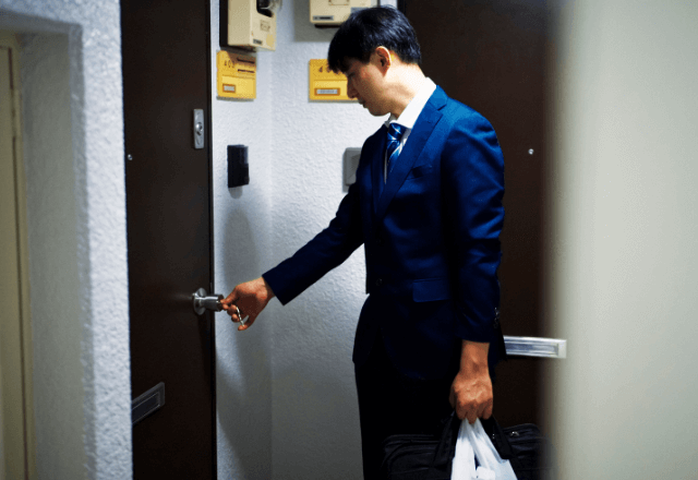 私「上の騒音が酷い」管理会社「騒音注意文を配ります」数日後⇒住民「出て来いよ！」警察に通報する大事態に…