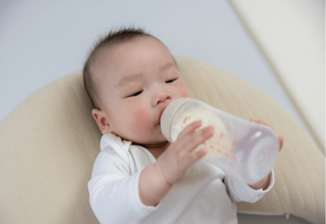 いつまで必要？哺乳瓶の煮沸消毒の手順と卒業タイミングをチェック