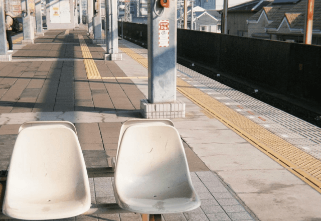 電車で…車内に置き忘れられたスマホを拾う小学生。ホームに降りた直後⇒“その後の行動”に落とし主涙…