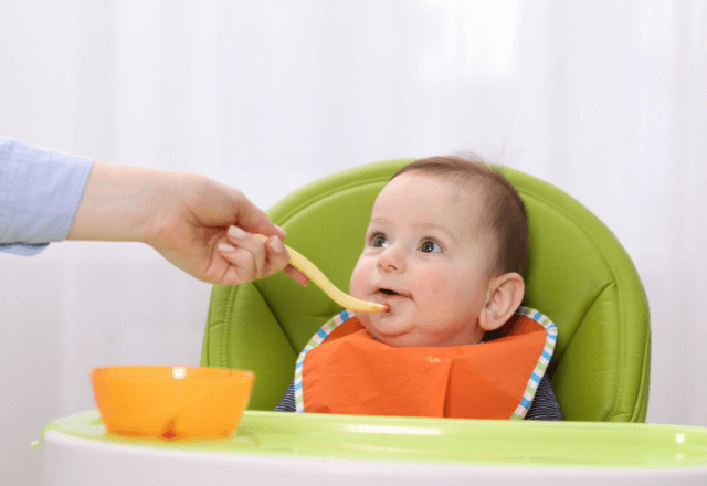 離乳食開始と共に！ベビーチェアの必要性と後悔しない選び方