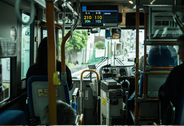 バスで…車内で騒ぐ外国人親子に年配男性が舌打ち。直後⇒親子の【まさかの行動】に“男性が微笑んだ”ワケ…