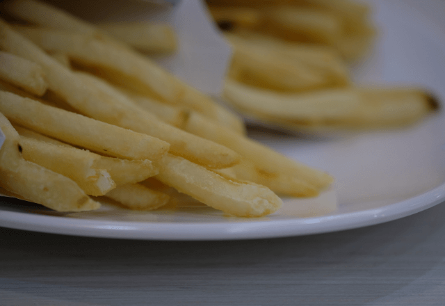 妻「このポテト、歯形ついてない？」夫「本当だ…」店員を呼んだ結果⇒「あぁ…」耳を疑う【言い訳】に戦慄…