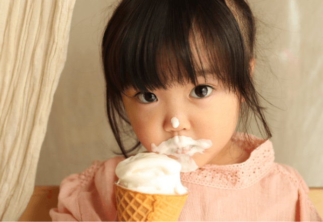 【管理栄養士監修】子どもにアイスは何歳から？与えるときの注意点と代替食品