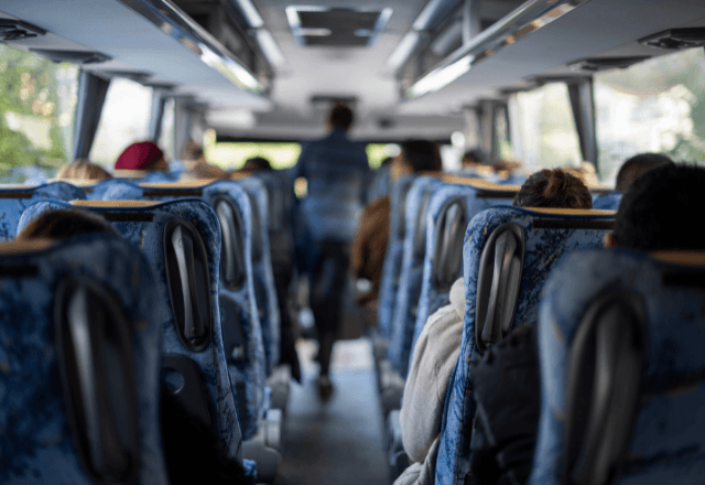 バスで…「アンタが取ったの！？」隣の乗客を泥棒扱いする女性。直後⇒運転手の一言で判明した【衝撃の事実】に絶句…