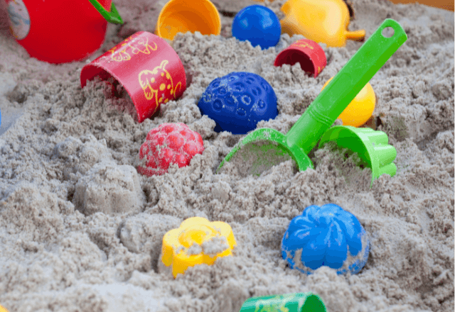 雨の日もOK！衣装ケースで簡単に作る衛生的「室内砂場」