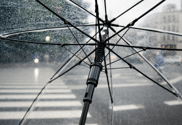 妹「出かけてくるね」私「行ってらっしゃい」しかし突然の大雨で追いかけた結果⇒衝撃の光景に「え…」