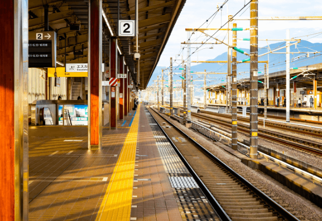 駅のホームで…「またやったの～？」線路にゴミを投げる子に母親は笑顔…呆れる大人たち。駅員も出動した結果