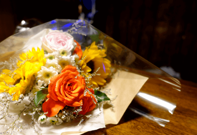 義実家で…嫁からの誕生日プレゼントを“ゴミ扱い”する義母。直後⇒孫「ママは…」衝撃の一言に義母絶句…