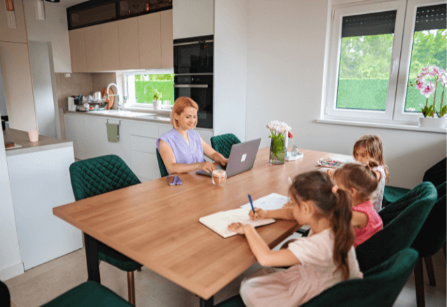 リビング学習をスッキリ！ランドセルも小物もきれいに片付く収納術