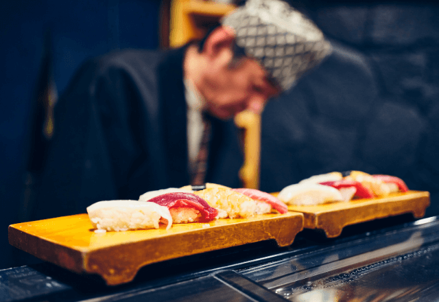 寿司屋で…“1000円のセット”だけを頼んだ年配女性に板前が舌打ち。後日⇒現れた男性の正体に顔面蒼白…