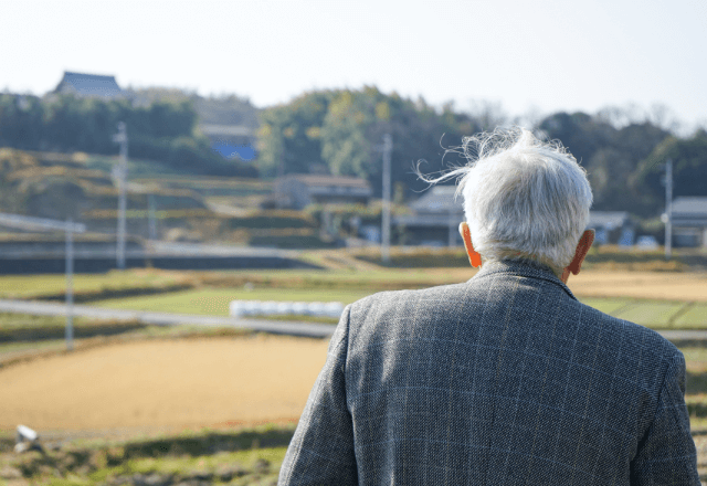 駅で…「一緒に探して下さい…」高齢男性の落とし物を探した私。数年後⇒「探したよ」まさかの恩返しに涙…