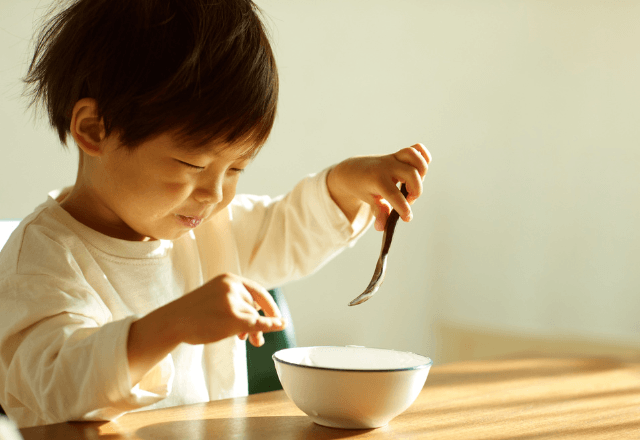 子どもの食べこぼしをきれいに！シミを防ぐ応急処置とNG習慣