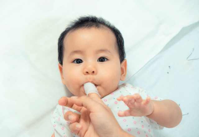 初めての乳歯ケア！ガーゼで進める優しい赤ちゃんの歯磨きコツ