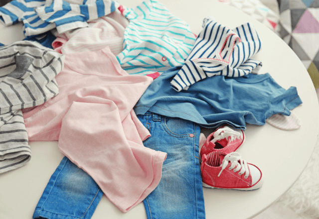 もう片付けに困らない！子ども服をリビングにすっきり収納するアイデア