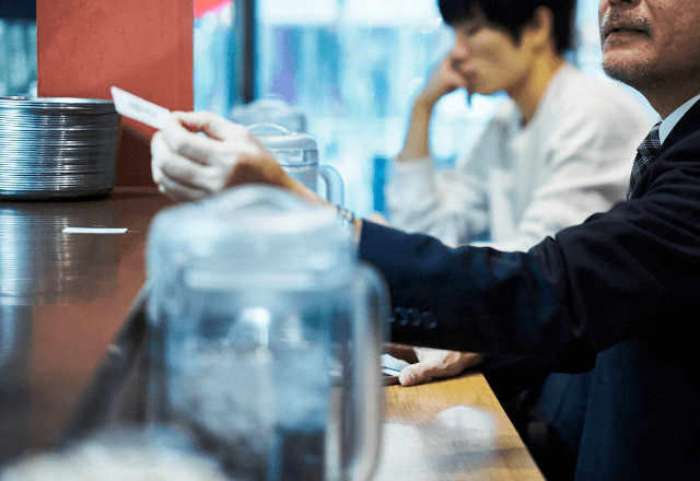 ラーメン屋で…「えっ買い直し！？」店員の目の前で食券を落とし、揉めた結果⇒近くの男性客が驚きの行動に…