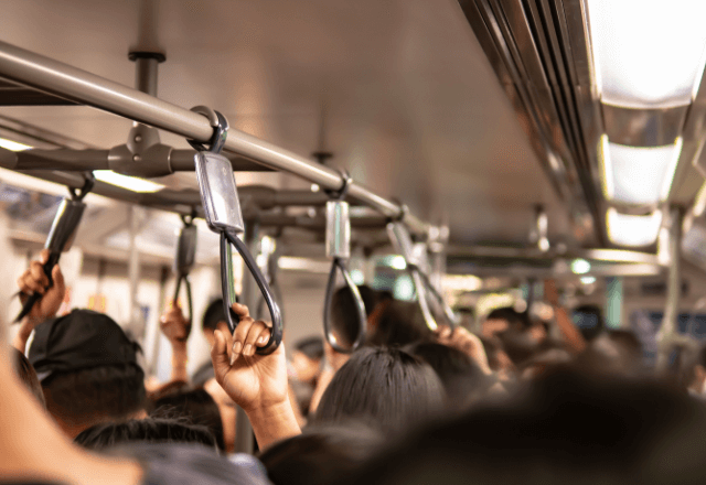 ぎゅうぎゅう詰めの電車内で…「ん？これって…」直後→”強烈なにおい”が鼻をつき――！？