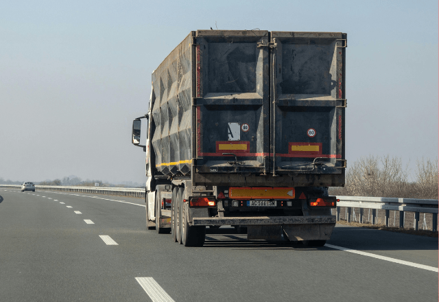 高速道路で…トラックから落下した荷物を間一髪で回避⇒SAで家族が放った【まさかの一言】にゾッ…