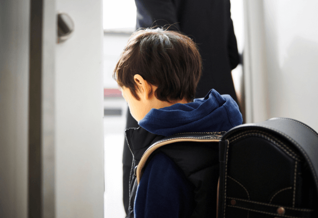 留守番中…小学生「お母さん帰って来た!」玄関へ向かった直後⇒「警察呼ぶよ!」隣人が絶叫したワケ…