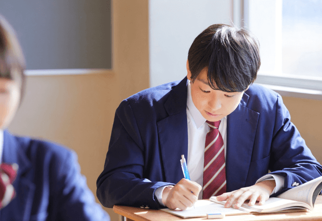 「次の駅で駅員さん呼びますね」体調不良の年配女性を助けた数日後⇒先生「この間…」衝撃の恩返しに「え！？」