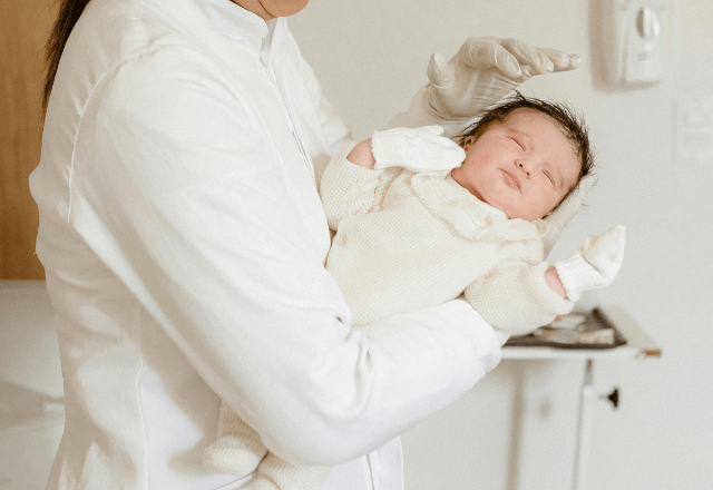 産婦人科で…「この子は私の子です」赤ちゃんの”取り違え”を認めない女性⇒だが直後、看護師の一言に「そんな…」