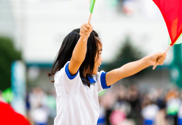運動会中…私「雨降ってきた」ママ友「中止かなぁ」直後⇒園「続行します」保護者全員が胸を痛める結末に…