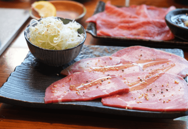 焼肉屋で…客「塩タン2人前」店員「はい」だが15分後⇒店員が“レモンだれ”をテーブルに叩きつけて―！？