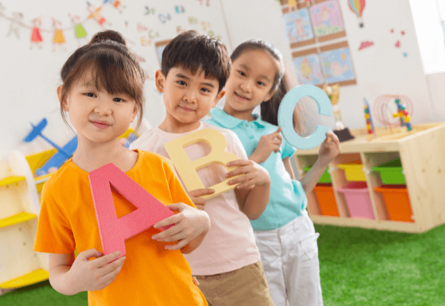 子どもに英語を学ばせるベストタイミングと選び方の全知識